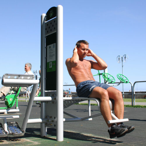Buiten fitness toestel: Bench 5 Ideaal voor een sterke core en betere houding